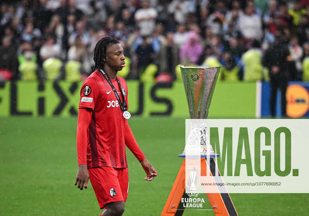 FUSSBALL EUROPA LEAGUE SAISON 2025 2026 Finale in Istanbul 21.05.2026 SC Freiburg - Aston Villa Enttaeuschnung SC Freiburg; Johan Manzambi geht am Europa League Pokal vorbei.