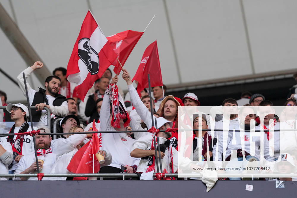 Fans, Ultras in der Kurve, Fankurve unterstützen ihre Mannschaft, Fahnen, Schal, Support, Alle in Weiß , Türkei, Fussball, UEFA Europa League, Finale, 2025 2026, SC Freiburg vs. Aston Villa, 20.05.2026, TüpraÅü Stadium, BeÅüiktaÅü Park, Istanbul Istanbul TüpraÅü Stadium, BeÅüiktaÅü Par Istanbul Türkei