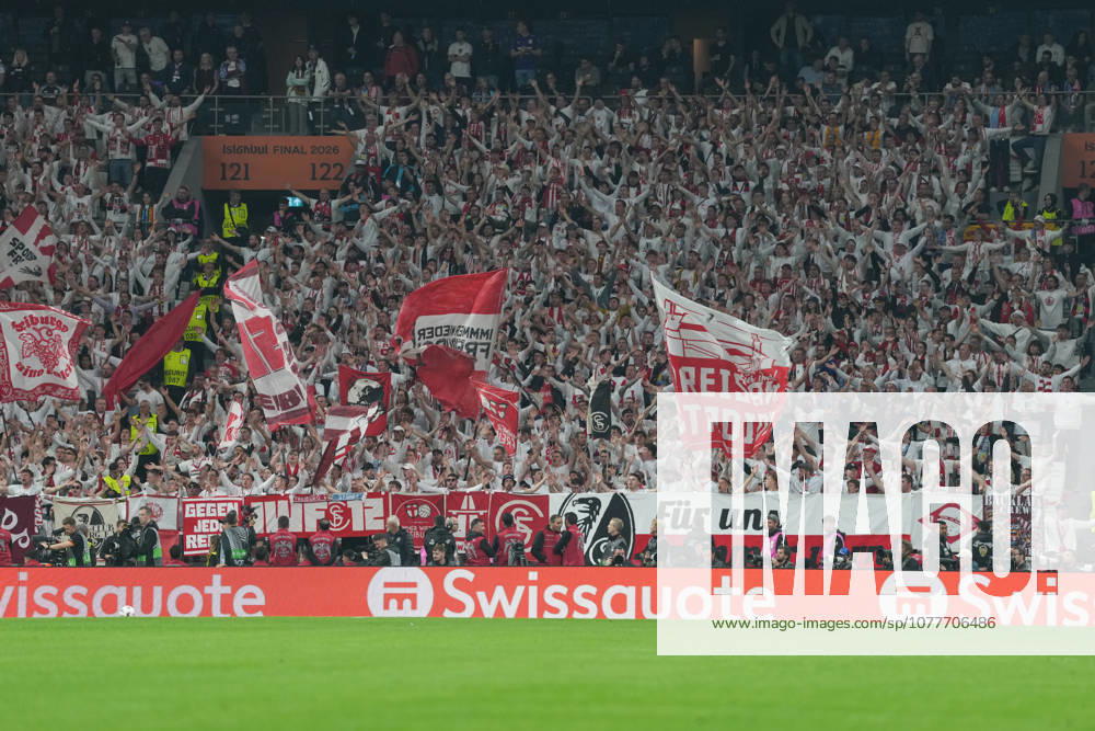 Fans, Ultras in der Kurve, Fankurve unterstützen ihre Mannschaft, Fahnen, Schal, Support, Alle in Weiß , Türkei, Fussball, UEFA Europa League, Finale, 2025 2026, SC Freiburg vs. Aston Villa, 20.05.2026, TüpraÅü Stadium, BeÅüiktaÅü Park, Istanbul Istanbul TüpraÅü Stadium, BeÅüiktaÅü Par Istanbul Türkei