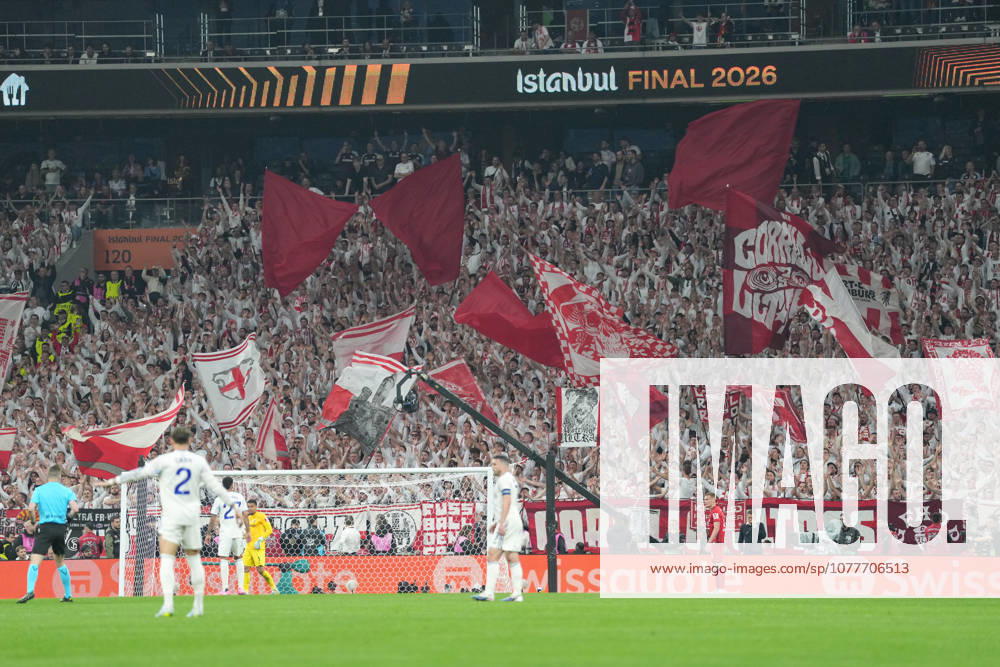 Fans, Ultras in der Kurve, Fankurve unterstützen ihre Mannschaft, Fahnen, Schal, Support, Alle in Weiß , Türkei, Fussball, UEFA Europa League, Finale, 2025 2026, SC Freiburg vs. Aston Villa, 20.05.2026, TüpraÅü Stadium, BeÅüiktaÅü Park, Istanbul Istanbul TüpraÅü Stadium, BeÅüiktaÅü Par Istanbul Türkei