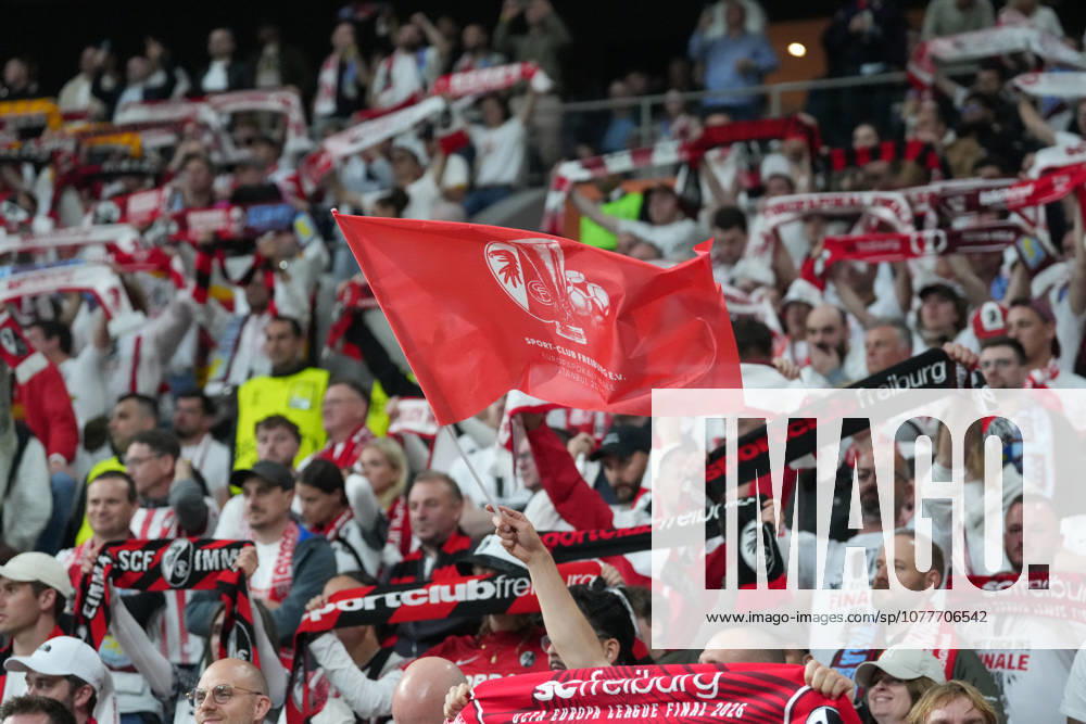 Fans, Ultras in der Kurve, Fankurve unterstützen ihre Mannschaft, Fahnen, Schal, Support, Alle in Weiß , Türkei, Fussball, UEFA Europa League, Finale, 2025 2026, SC Freiburg vs. Aston Villa, 20.05.2026, TüpraÅü Stadium, BeÅüiktaÅü Park, Istanbul Istanbul TüpraÅü Stadium, BeÅüiktaÅü Par Istanbul Türkei