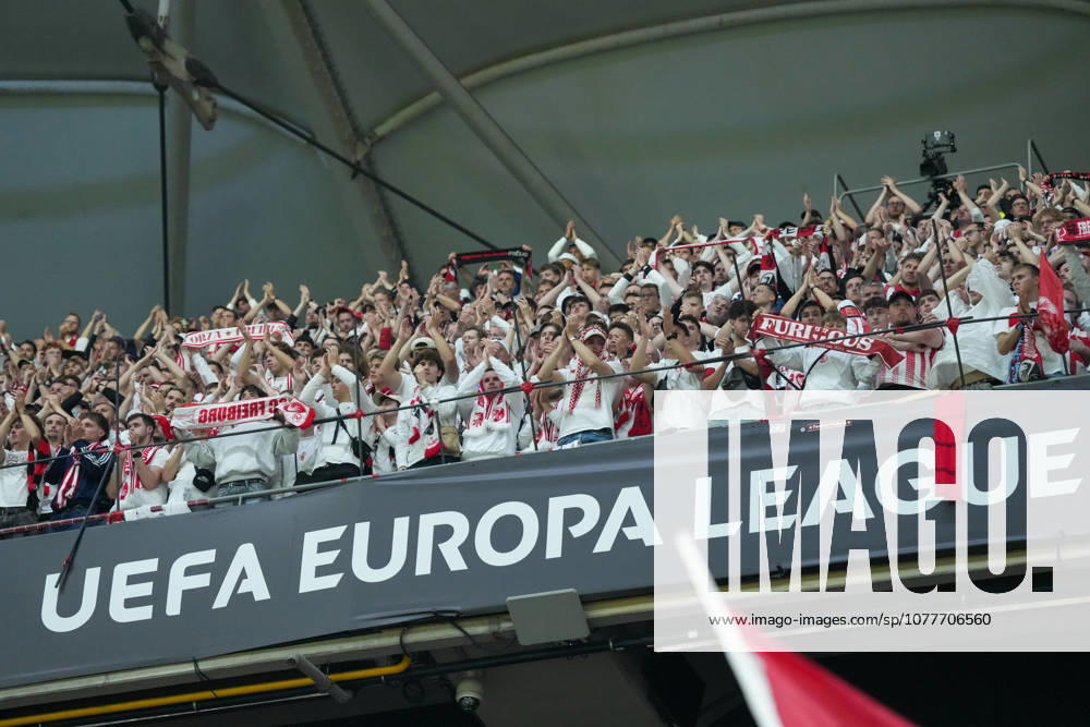 Fans, Ultras in der Kurve, Fankurve unterstützen ihre Mannschaft, Fahnen, Schal, Support, Alle in Weiß , Türkei, Fussball, UEFA Europa League, Finale, 2025 2026, SC Freiburg vs. Aston Villa, 20.05.2026, TüpraÅü Stadium, BeÅüiktaÅü Park, Istanbul Istanbul TüpraÅü Stadium, BeÅüiktaÅü Par Istanbul Türkei
