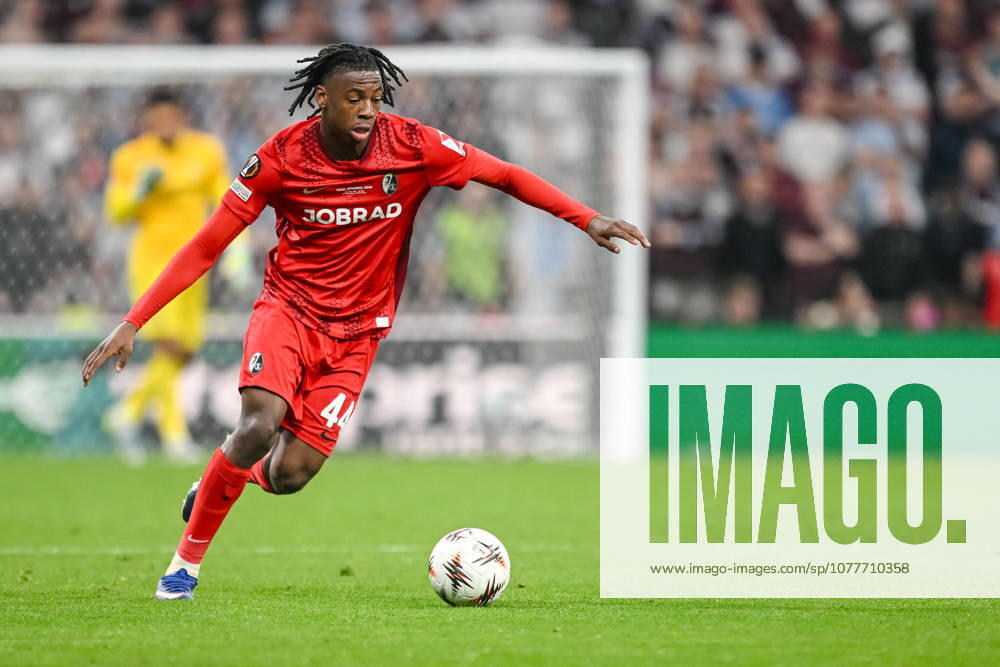 Johan Manzambi (SC Freiburg) controls the Ball during the UEFA Europa League Final 2026 match between SC Freiburg and Aston Villa FC at Besiktas Park on May 20, 2026 in Istanbul, Turkey. (Photo by Harry Langer DeFodi Images) -