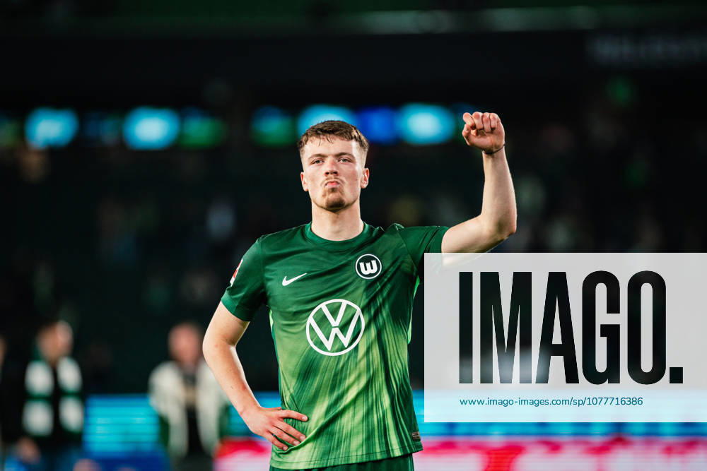 Relegation: VfL Wolfsburg vs. SC Paderborn, 21.05.2026 Dzenan Pejcinovic (VfL Wolfsburg, 17) nach Spielende genervt vor der Nordtribüne, mit Faust nach oben; Fußball, 1. Bundesliga, Relegation, Hinspiel: VfL Wolfsburg vs. SC Paderborn am 21.05.2026 in der Volkswagen Arena, Wolfsburg DFL REGULATIONS PROHIBIT ANY USE OF PHOTOGRAPHS AS IMAGE SEQUENCES AND OR QUASI-VIDEO.