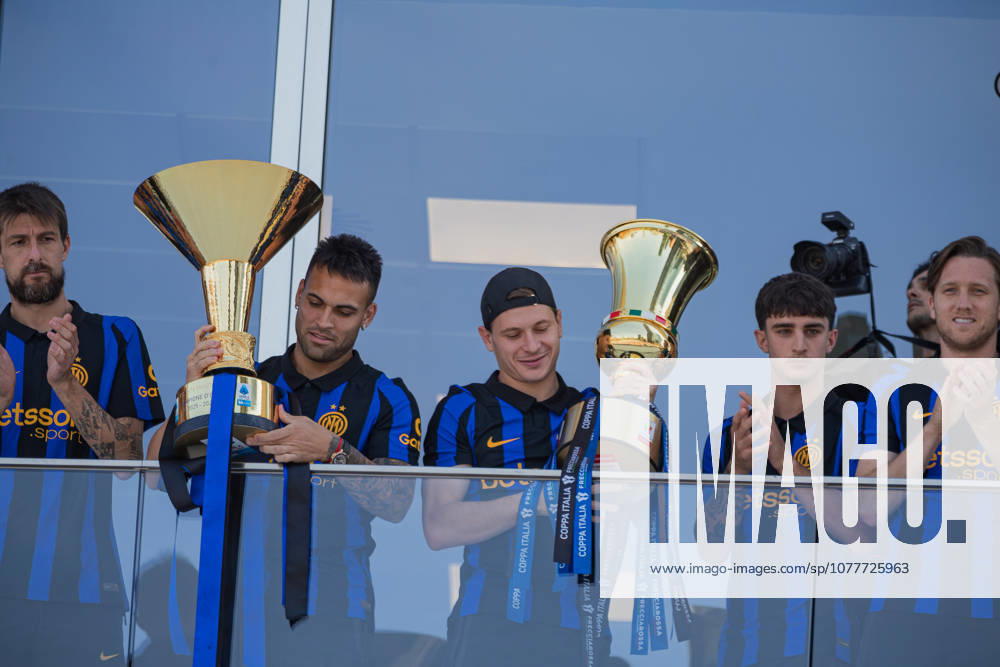 Lautaro Martinez, Nicolo Barella With Inter Trophies - Milan Lautaro Martinez and Nicolo Barella lift the Serie A and Coppa Italia trophies alongside their teammates during the presentation of Inter s commemorative shirt, celebrating their 21st Serie A title, in Milan, Italy on May 21, 2026. Photo by Luca Micheli IPA ABACAPRESS.COM Milan Italy