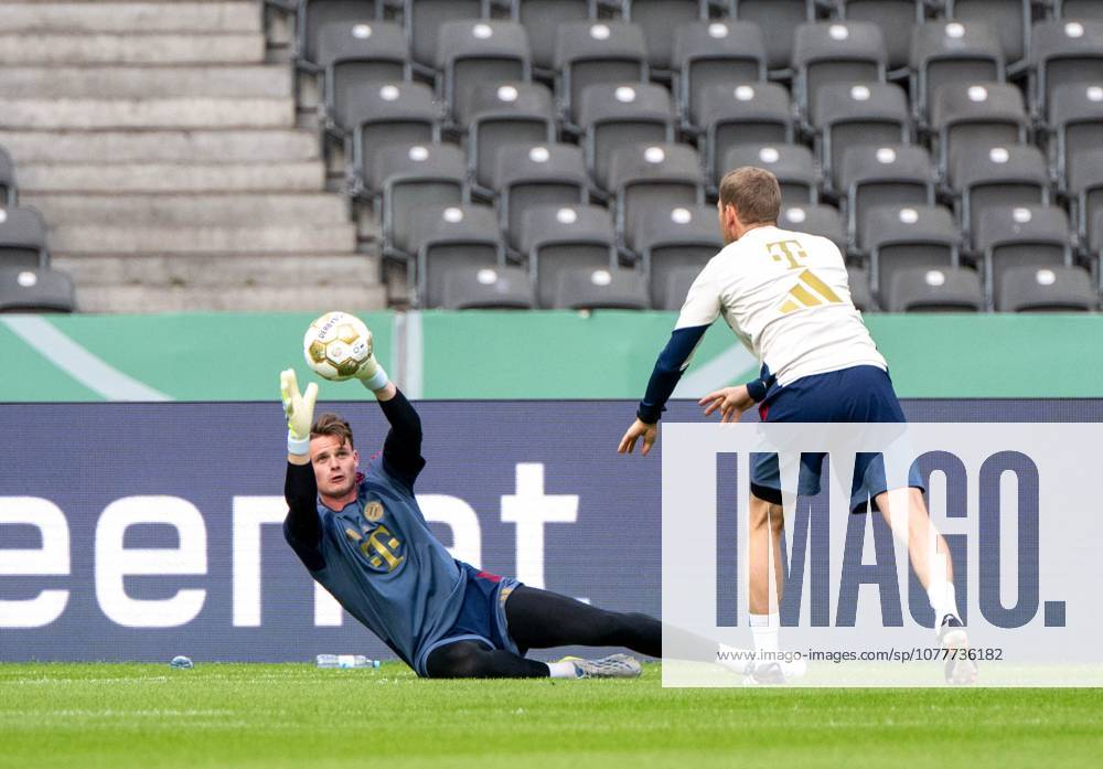 Fußball, Herren, Saison 2025 2026, 83. DFB-Pokal-Finale, FC Bayern München - VfB Stuttgart, Training am Vortag, im Bild: Torwart Jonas Urbig (Bayern München), 22.05. 2026,