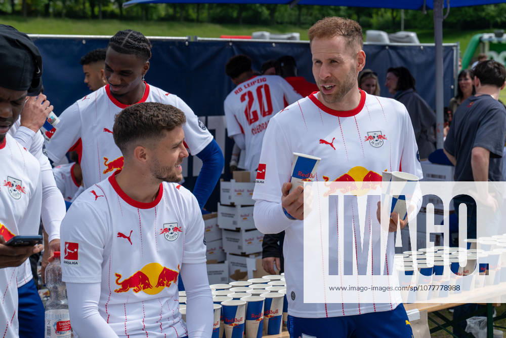 RB Leipzig unterstützt Wings for Life World Run: 2000 Menschen rennen durch Arena und über die Festwiese 10.05.2026 ab 13 Uhr Leipzig, Red Bull Arena Festwiese Im Foto: Peter Gulacsi (rechts) im Gespräch mit Christoph Baumgartner Am Sonntag, 10. Mai 2025, haben rund 2000 Menschen am Wings for Life Run 2026 in Leipzig teilgenommen. Die Strecke verlief rund um und teils durch das Stadion von RB Leipzig. Die Spieler der Frauen- und Männermannschaft von RB Leipzig haben Teilnehmer angefeuert und an der Strecke mit Getränken und Snacks versorgt. Einige Spieler sind auch selbst an den Start gegangen. Leipzig Sachsen Deutschland