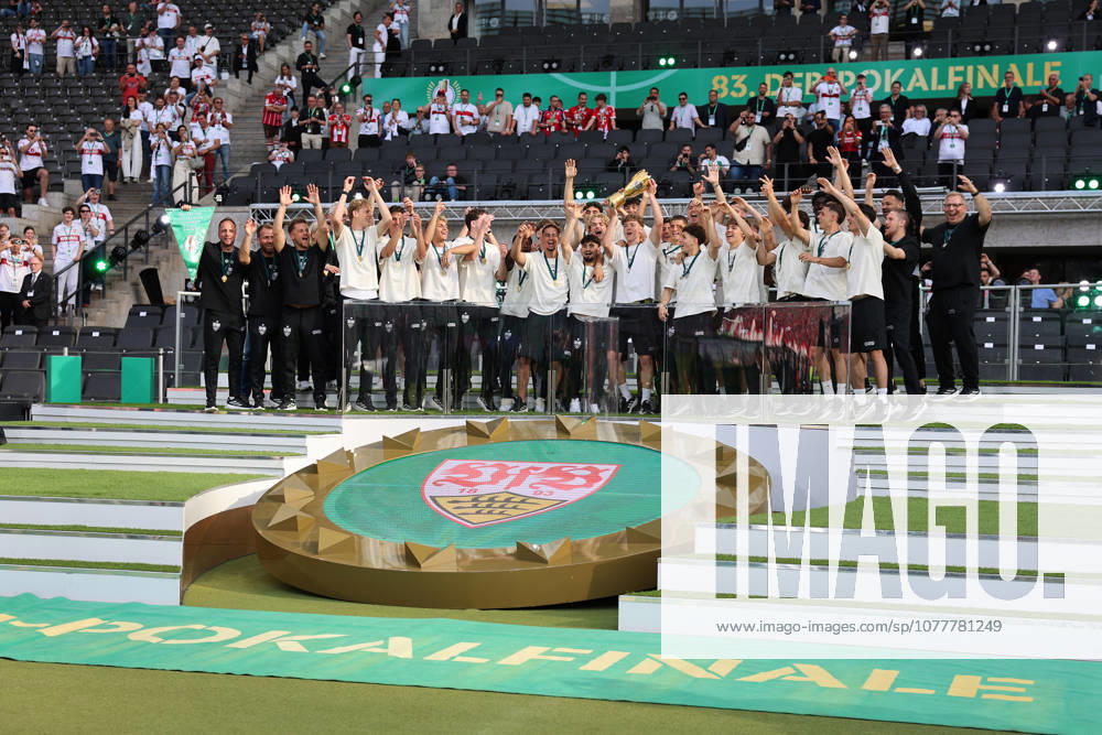 DFB-Pokal Finale 2026 FC Bayern München - VfB Stuttgart Deutschland, Berlin, 23.05.2026, Fussball, Saison 2025 2026, U19 VfB Stuttgart im Berliner Olympiastadion bei der Pokalübergabe. Mit dem Pokal: VfB Kapitän Yanik Spalt.