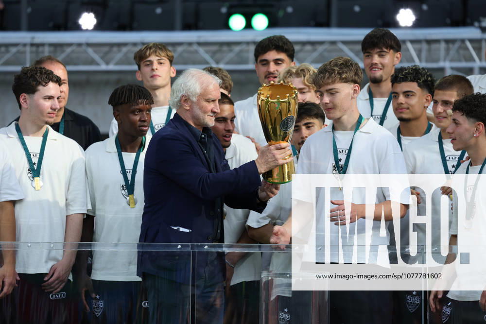 DFB-Pokal Finale 2026 FC Bayern München - VfB Stuttgart Deutschland, Berlin, 23.05.2026, Fussball, Saison 2025 2026, DFB-Pokal Finale 2026 Berlin, Siegerehrung U19 VfB Stuttgart. Rudi Völler, links, VfB Kapitän Yanik Spalt, rechts .