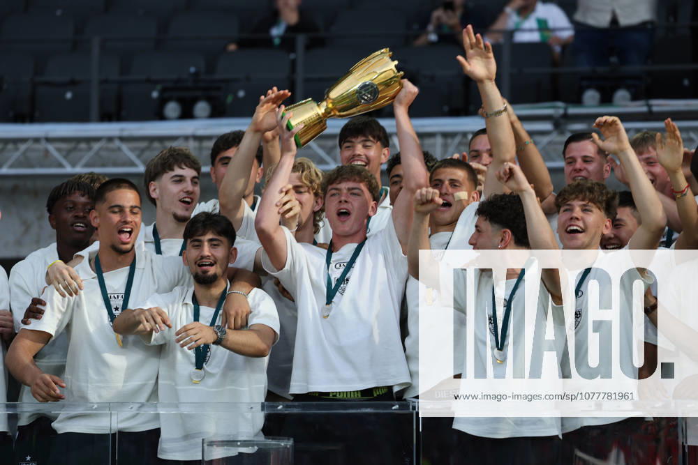 DFB-Pokal Finale 2026 FC Bayern München - VfB Stuttgart Deutschland, Berlin, 23.05.2026, Fussball, Saison 2025 2026, DFB-Pokal Finale 2026 Berlin, Siegerehrung U19 VfB Stuttgart. VfB Kapitän Yanik Spalt, Mitte .