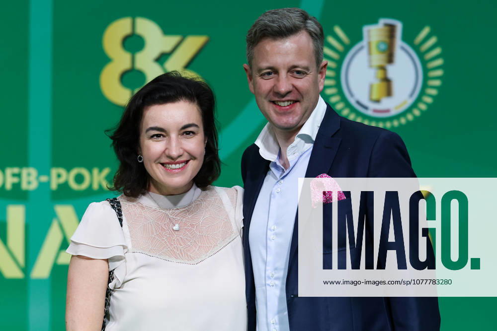 DFB Pokalfinale - FC Bayern München - VfB Stuttgart am 23.05.2026 im Olympiastadion in Berlin Katherina Reiche (l, CDU), Bundeswirtschaftsministerinn mit Begleitung auf dem grünen Teppich.