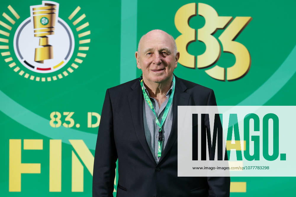 DFB Pokalfinale - FC Bayern München - VfB Stuttgart am 23.05.2026 im Olympiastadion in Berlin Dieter Hoeneß auf dem grünen Teppich.
