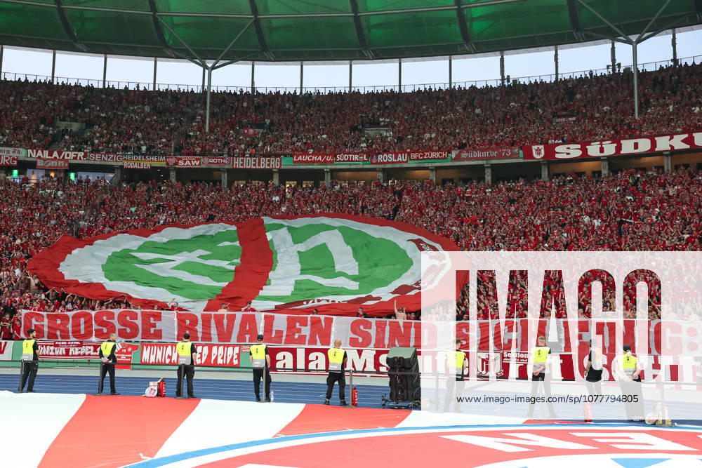 DFB Pokalfinale - FC Bayern München - VfB Stuttgart am 23.05.2026 im Olympiastadion in Berlin Durchgestrichener DFB Banner, Gegen DFB wandert durchs Stadion.