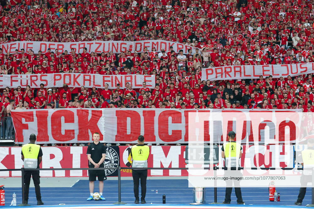 DFB Pokalfinale - FC Bayern München - VfB Stuttgart am 23.05.2026 im Olympiastadion in Berlin Die Fans des FC Bayern München Muenchen mit einem Protest Spruchband Banner Transparent - Fick dich DFB