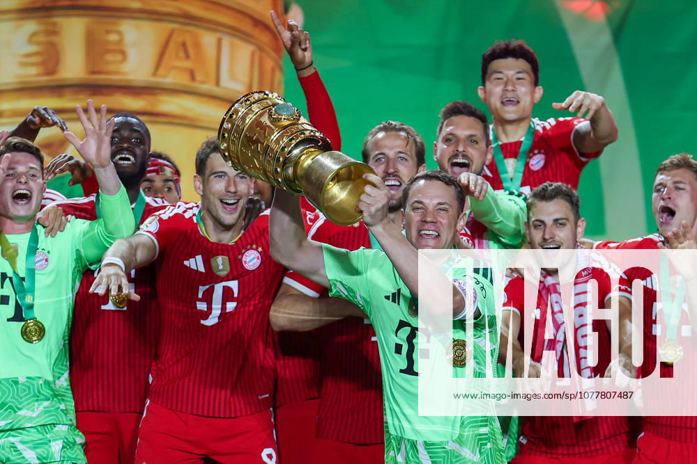 DFB Pokalfinale - FC Bayern München - VfB Stuttgart am 23.05.2026 im Olympiastadion in Berlin Torwart Manuel Neuer (Muenchen 1) hebt die Trophäe in die Höhe und jubelt mit seinem Team über den Gewinn des DFB-Pokals.