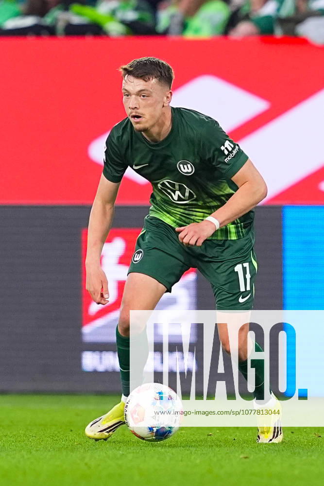 Herren, Fußball, Relegation Hinspiel, 1.Bundesliga, VfL Wolfsburg - SC Paderborn 07, Saison 2025 2026, Volkswagen Arena: Dzenan Pejcinovic (VfL Wolfsburg, 17) DFB regulations prohibit any use of photographs as image sequences and or quasi-video.