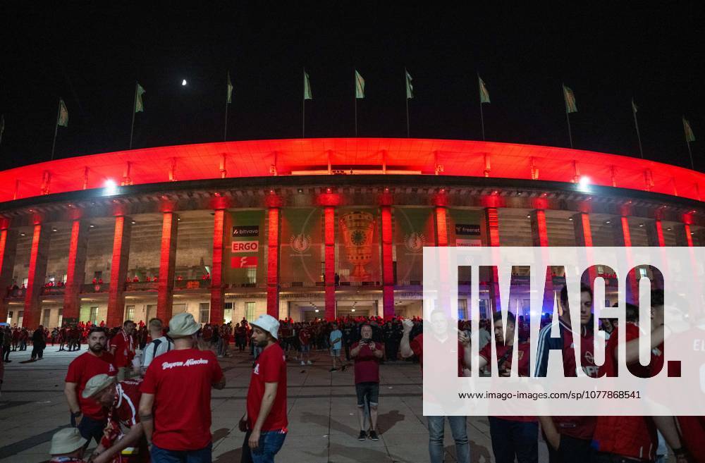 Fußball, Herren, Saison 2025 2026, 83. DFB-Pokal-Finale, FC Bayern München - VfB Stuttgart (3:0), das tot erleuchtete Olympiastadion nach Abpfiff und Fans des FC Bayern, 23.05. 2026,