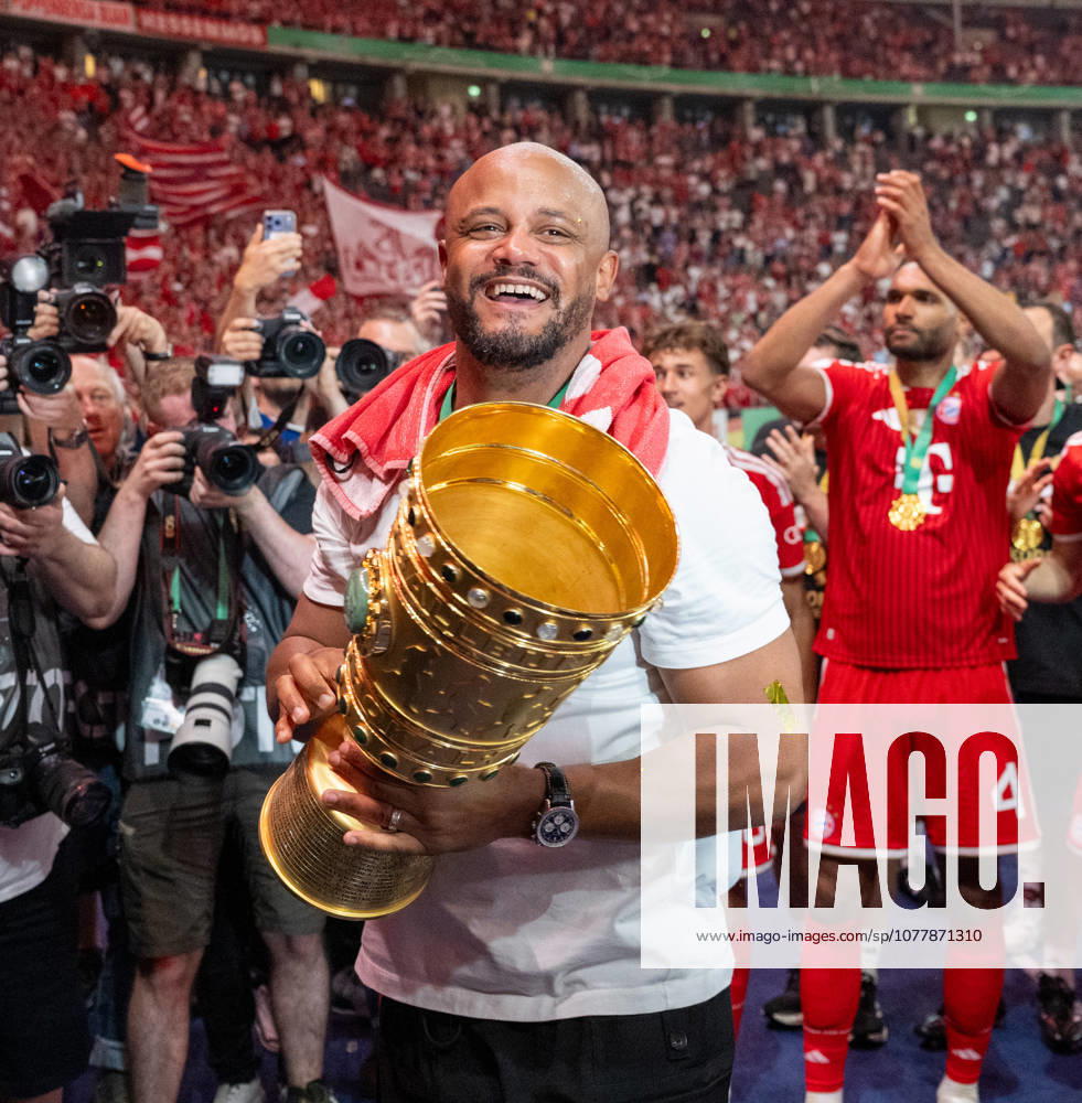 Fußball, Herren, Saison 2025 2026, 83. DFB-Pokal-Finale, FC Bayern München - VfB Stuttgart (3:0), Trainer Vincent Kompany (Bayern München), Ehrenrunde mit Pokal, Jubel nach dem Abpfiff, 23.05. 2026,