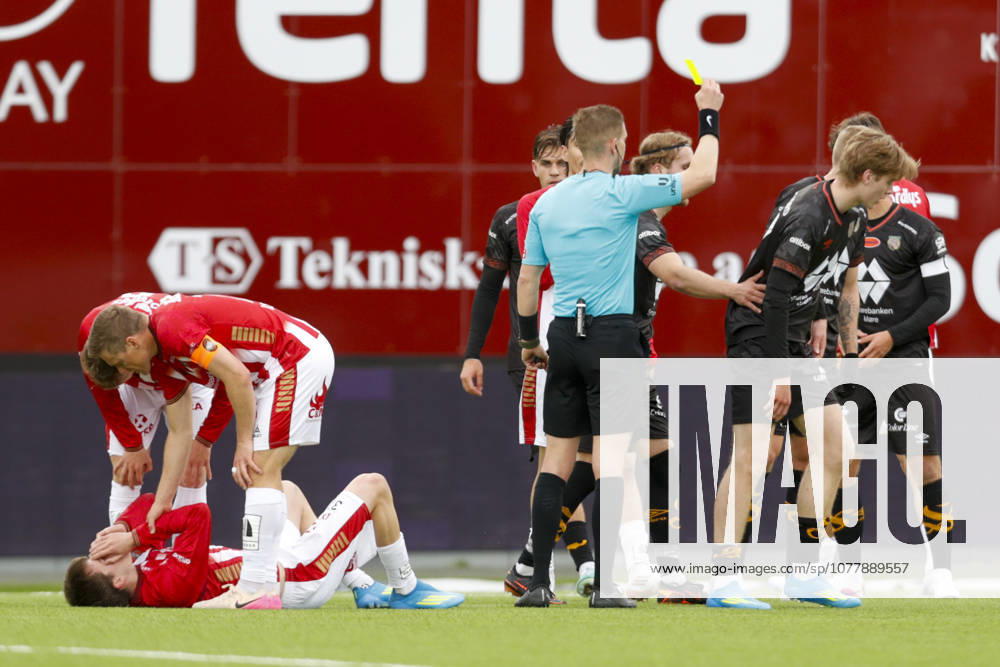 Eliteserien in football 2026 Tromso Aalesund Tromso 20260525 Referee Espen Andreas Eskas gives a yellow card during the elite football match between Tromso and Aalesund at Romssa Arena Photo Rune Stoltz Bertinussen NTB Tromso Norway RESTRICTED USE FOR BETTING COMPANIES