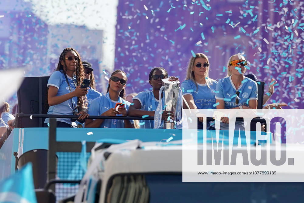 Manchester City Parade in Manchester MANCHESTER, UNITED KINGDOM - MAY 25: Manchester City’s players celebrate the Women’s Super League trophy during an open-top bus parade through the streets of Manchester on 25 May 2026. Ioannis Alexopoulos Anadolu Manchester United, ManU Kingdom. Editorial use only. Please get in touch for any other usage.