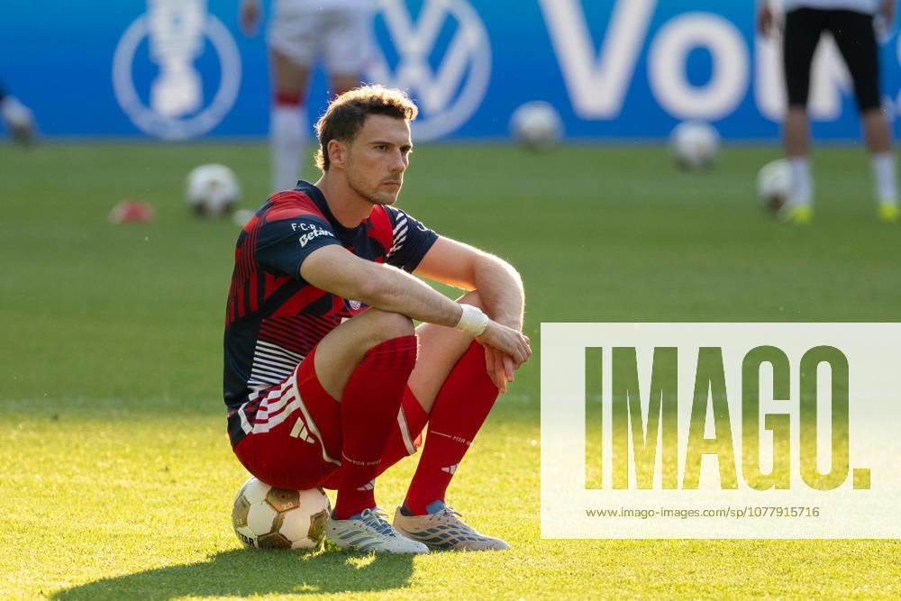 Leon Goretzka (FC Bayern Muenchen, 08) sitzend auf dem Fussball. GER, FC Bayern Muenchen vs. VfB Stuttgart, Fussball, Herren, DFB-Pokal, Finale, Spielzeit 2025 2026, 23.05.2026, DFL DFB REGULATIONS PROHIBIT ANY USE OF PHOTOGRAPHS AS IMAGE SEQUENCES AND OR QUASI-VIDEO, GER, FC Bayern Muenchen vs. VfB Stuttgart, Fussball, Herren, DFB-Pokal, Finale, Spielzeit 2025 2026, 23.05.2026 Berlin