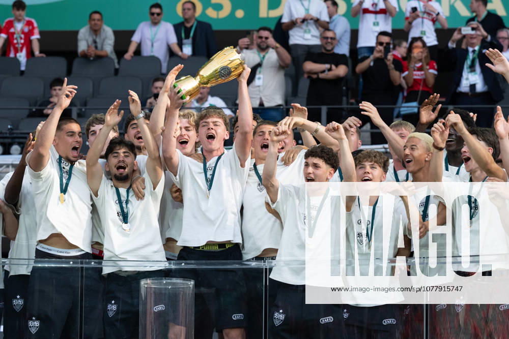 Pokaluebergabe der U19 VfB Stuttgart. Jubel Freude. GER, FC Bayern Muenchen vs. VfB Stuttgart, Fussball, Herren, DFB-Pokal, Finale, Spielzeit 2025 2026, 23.05.2026, DFL DFB REGULATIONS PROHIBIT ANY USE OF PHOTOGRAPHS AS IMAGE SEQUENCES AND OR QUASI-VIDEO, GER, FC Bayern Muenchen vs. VfB Stuttgart, Fussball, Herren, DFB-Pokal, Finale, Spielzeit 2025 2026, 23.05.2026 Berlin