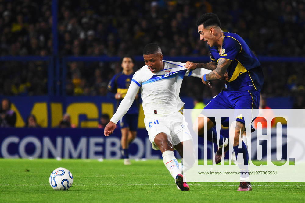 Boca Juniors V Universidad Catolica - Copa CONMEBOL Libertadores Jhojan Valencia of Universidad Catolica and Lautaro Di Lollo of Boca Juniors compete for the ball during a Copa CONMEBOL Libertadores match at Estadio Alberto J. Armando on May 28, 2026, in Buenos Aires, Argentina. Buenos Aires Buenos Aires Argentina