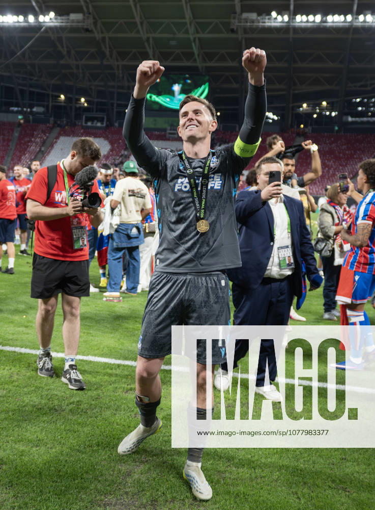 . - Crystal Palace v Rayo Vallecano, UEFA Conference League Final 2026, Red Bull Arena, Leipzig, Germany, 27th May 2026. Daniel Weir Crystal Pix Dean Henderson of Crystal Palace celebrating winning the UEFA Conference League Final with his winners medal and singing to the Crystal Palace fans. - Crystal Palace v Rayo Vallecano, UEFA Conference League Final 2026, Red Bull Arena, Leipzig, Germany, 27th May 2026. Daniel Weir Crystal Pix Leipzig Red Bull Arena Germany
