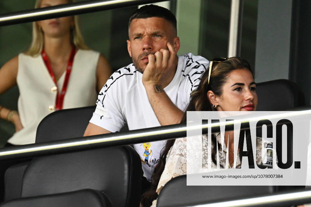Fussball Langholz Cup 2026, v.l. Lukas Podolski und Sarah Engels Wiesbaden