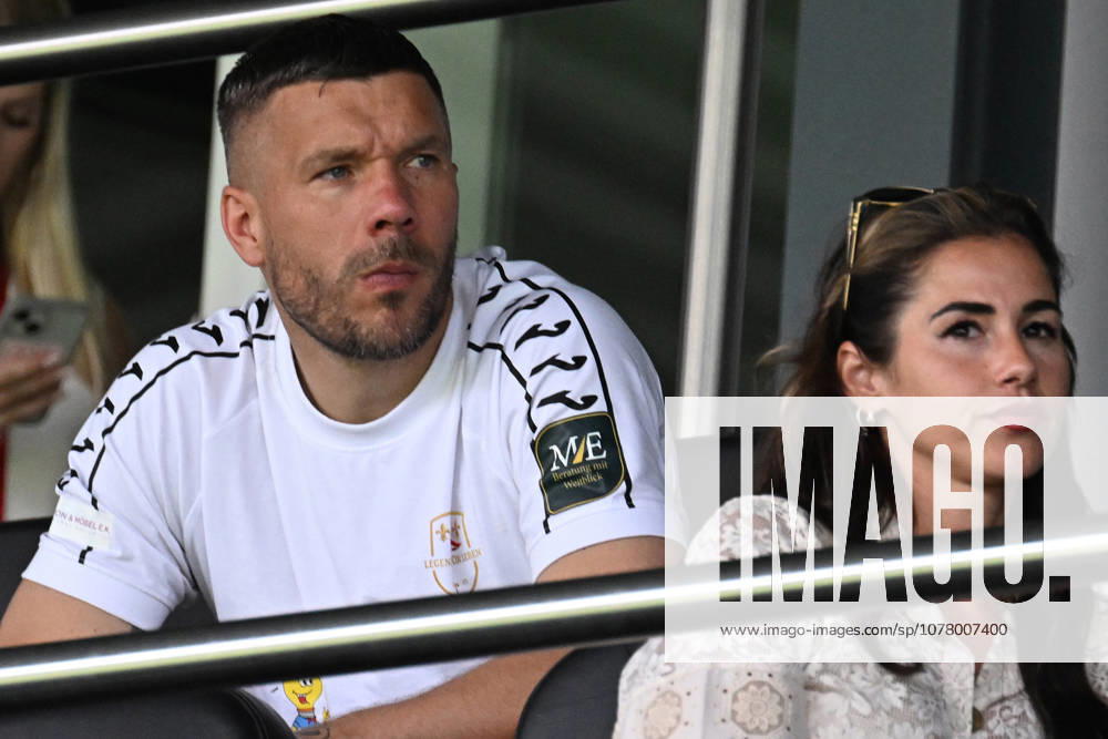 Fussball Langholz Cup 2026, v.l. Lukas Podolski und Sarah Engels Wiesbaden