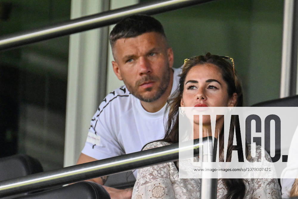 Fussball Langholz Cup 2026, v.l. Lukas Podolski und Sarah Engels Wiesbaden