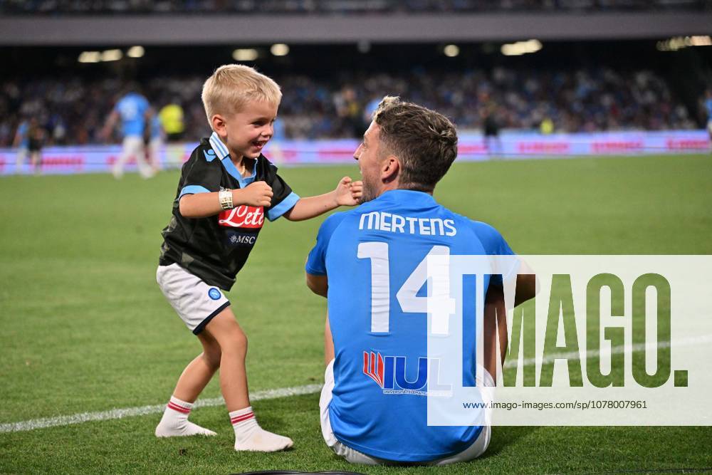 Foto IPP Felice De Martino Napoli 26 05 2026 calcio partita di beneficenza La Notte dei Leoni Napoli Legends-World Legends nella foto: Dries Mertens con il figlio Ciro Romeo Italy Photo Press World Copyright Napoli italy Italia ITALY