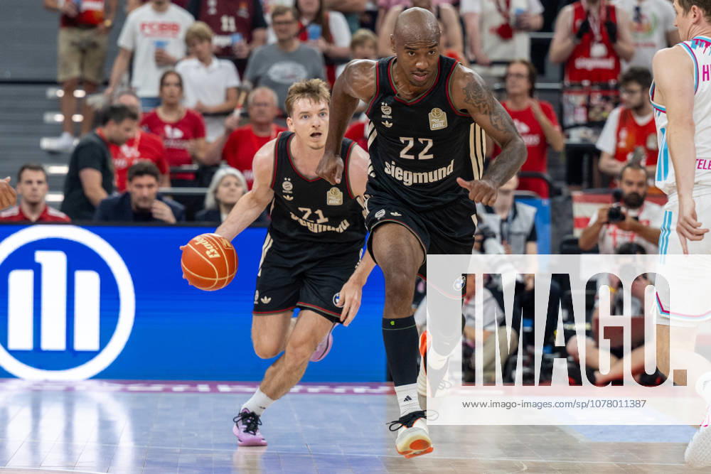 Justus Hollatz 21 (FC Bayern Basketball) mit Isiaha Mike 22 (FC Bayern Basketball) im Sprint auf das gegnerische Tor, FC Bayern Basketball vs. Telekom Baskets Bonn, BBL, Halbfinale 1, 30.05.2026 Muenchen Bayern Deutschland