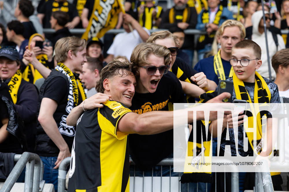 Häckens Silas Andersen tar en selfie med en supporter efter fotbollsmatchen i Allsvenskan mellan Häcken och Hammarby den 31 maj 2026 i Göteborg.