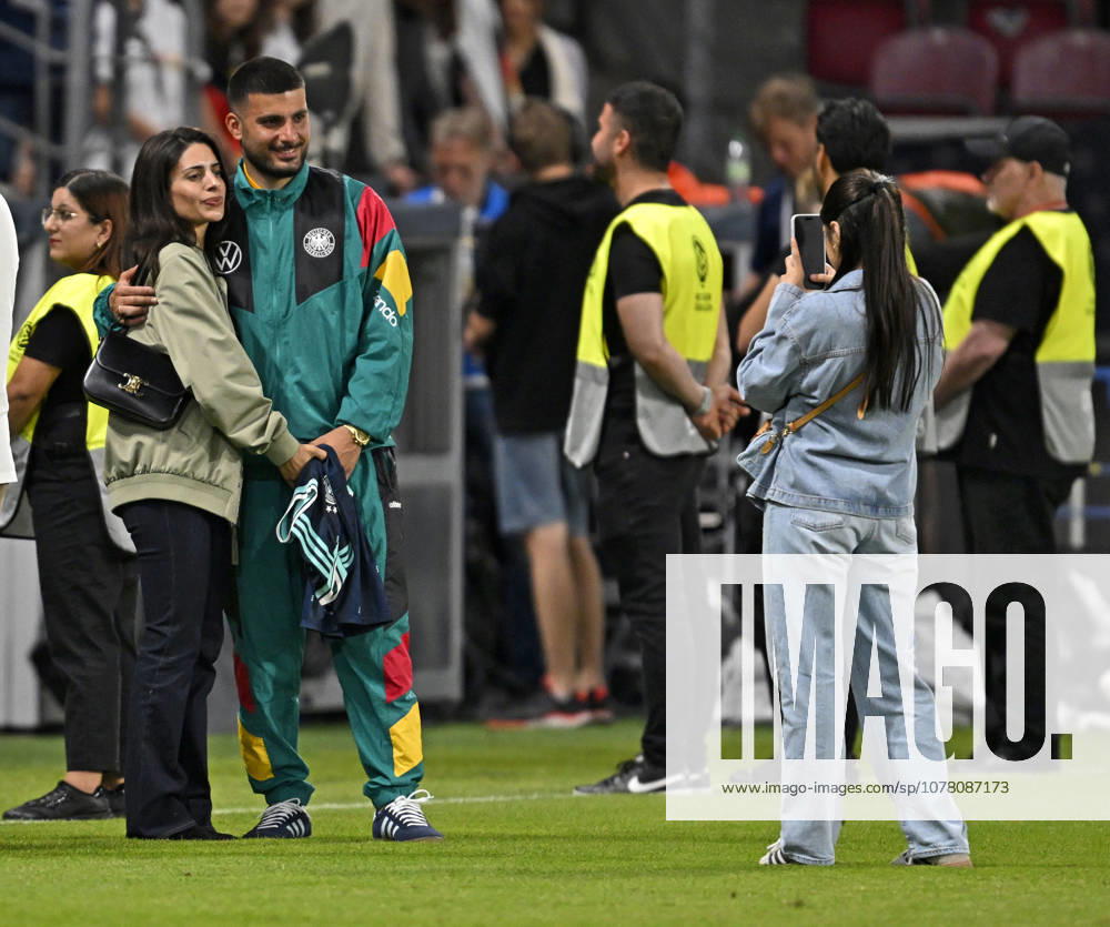 Fussball Freundschafts-Länderspiele 3.Spieltag, Deutschland - Finnland, in der Mewa-Arena Mainz, Tanja Undav und ihr Mann Deniz Undav (Deutschland) werden mit dem Handy Fotografiert fürs Familienalbum