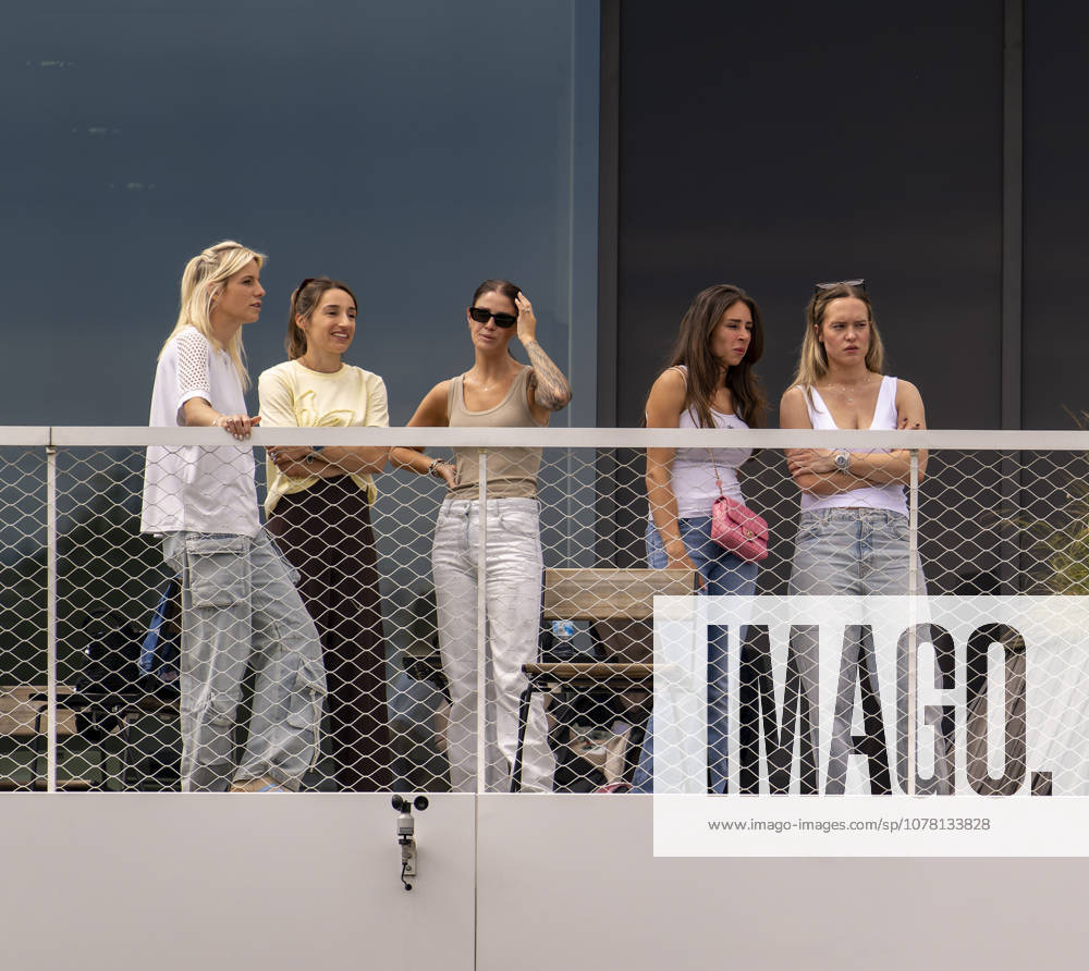 Fussball, DFB-Nationalmannschaft Deutschland, letztes Training vor Abreise nach USA zur WM 2026, am DFB-Campus in Frankfurt am Main. Die Frauen der Nationalspieler beobachten das letzte Training vom Balkon am Trainingsplatz aus, v.li: Sina Groß, Frau von Pascal Groß (Deutschland), Lena Wurzenberger, Frau von Bundestrainer Julian Nagelsmann (Deutschland), Lina Kimmich, Frau von Joshua Kimmich (Deutschland), Tanja Undav, Frau von Deniz Undav (Deutschland), Eileen, Freundin von Torwart Alexander Nübel (Deutschland),