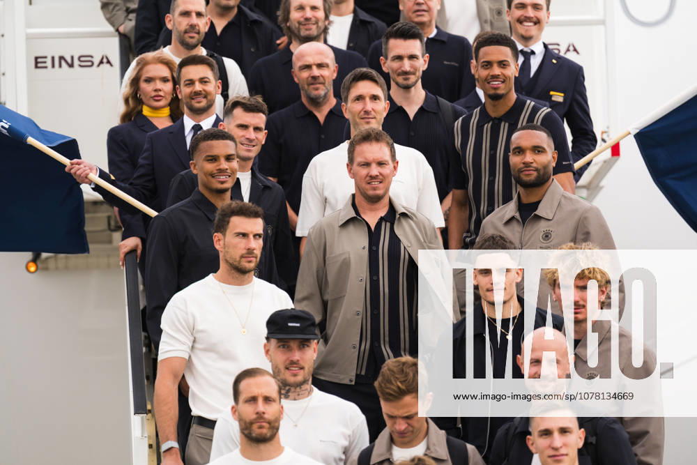 Frankfurt am Main, Abflug der Fußballnationalmannschaft am Flughafen Frankfurt Julian Nagelsmann, Jonathan Tag, Leon Goretzka, David Raum, Florian Wirtz, Oliver Baumann, Nick Woltemade beim Mannschaftsfoto auf der Rolltreppe des Flugzeugs