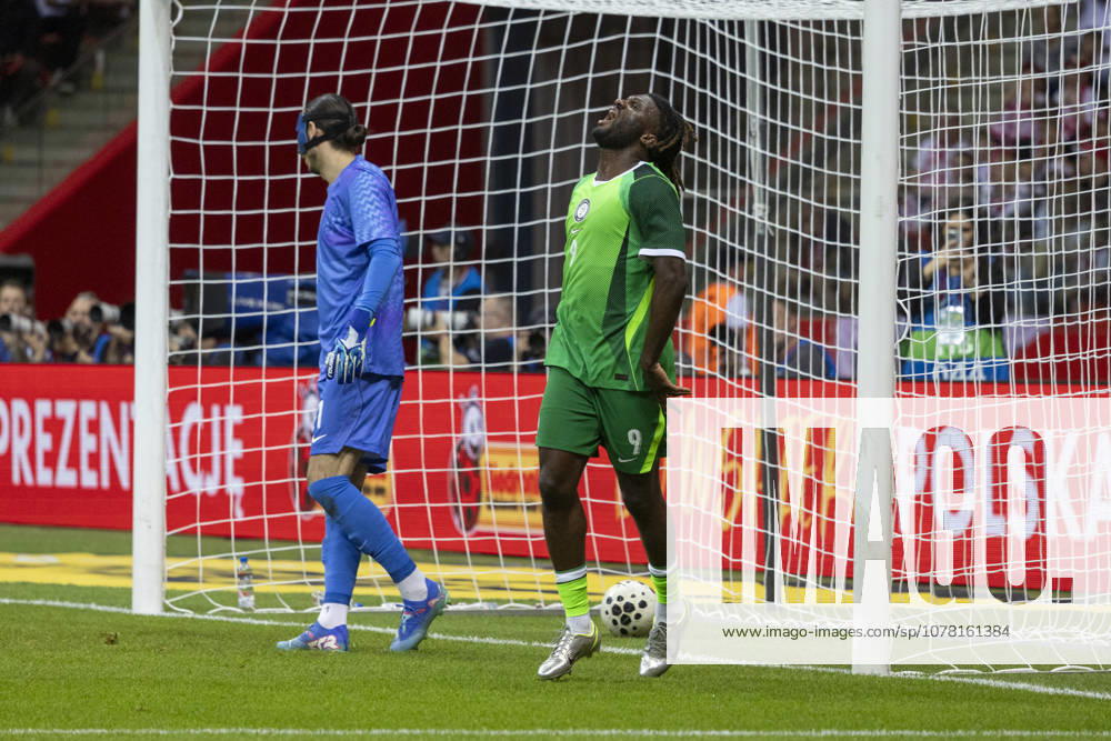 Fußball, Testspiel, Polen - Nigeria #2 Poland - Nigeria 03.06.2026 football, Warsaw, PGE National Stadium, FIFA , friendly international game match Poland - Nigeria ( mecz towarzyski, pilka nozna, Polska - Nigeria ) image shows: Kamil Grabara (L) Terem Moffi (R) reac after goal photo Katarzyna Plewczynska Fotostyk