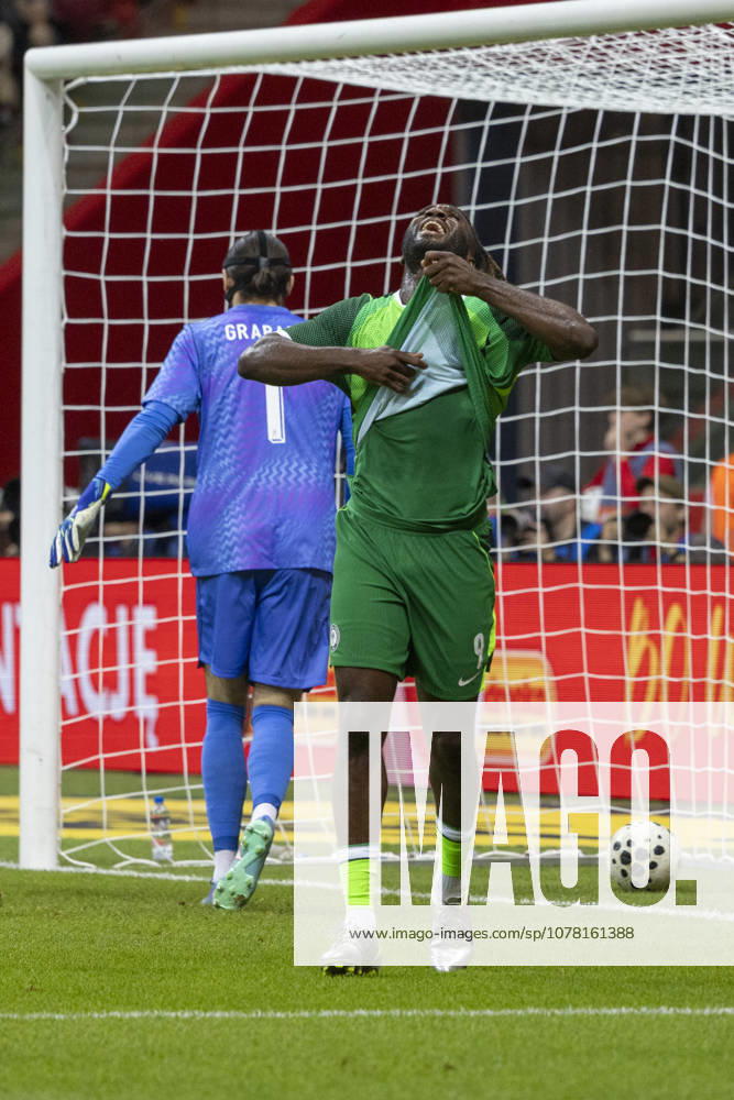 Fußball, Testspiel, Polen - Nigeria #2 Poland - Nigeria 03.06.2026 football, Warsaw, PGE National Stadium, FIFA , friendly international game match Poland - Nigeria ( mecz towarzyski, pilka nozna, Polska - Nigeria ) image shows: Kamil Grabara (L) Terem Moffi (R) reac after goal photo Katarzyna Plewczynska Fotostyk