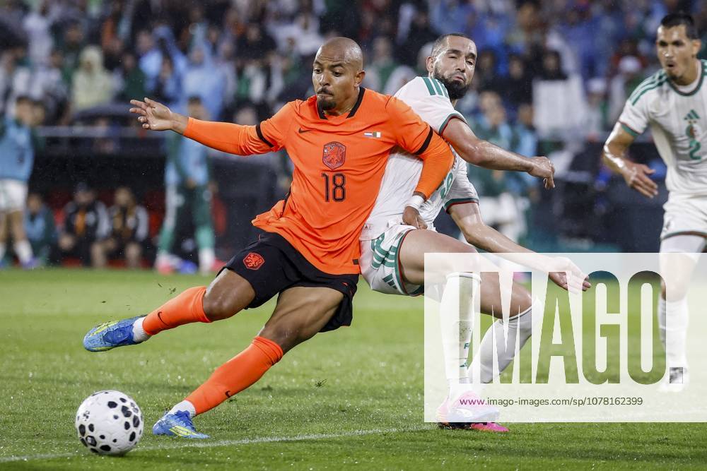 ROTTERDAM - (lr) Donyell Malen of the Netherlands and Nabil Bentaleb of Algeria during the friendly international match, Länderspiel, Nationalmannschaft between the Netherlands and Algeria at Feyenoord stadium De Kuip on June 3, 2026, in Rotterdam, the Netherlands. The Dutch national team, Nationalteam is preparing for the 2026 FIFA World Cup, WM, Weltmeisterschaft, Fussball BAS CZERWINSKI ANP International Friendly, Länderspiel, Nationalmannschaft 2026 ANPxSportx IVx 560014811 originalFilename: 560014811