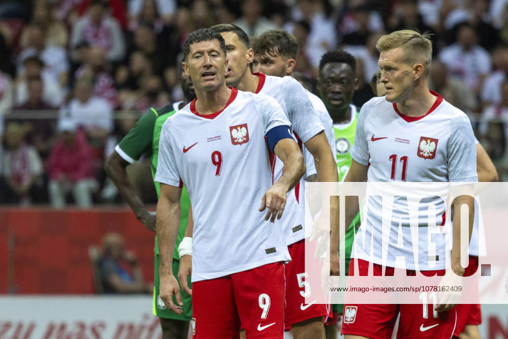 Fußball, Testspiel, Polen - Nigeria #3 Poland - Nigeria 03.06.2026 football, Warsaw, PGE National Stadium, FIFA , friendly international game match Poland - Nigeria ( mecz towarzyski, pilka nozna, Polska - Nigeria ) image shows: Robert Lewandowski (L) Karol Swiderski (R) photo Katarzyna Plewczynska Fotostyk