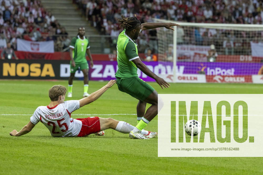 Fußball, Testspiel, Polen - Nigeria #3 Poland - Nigeria 03.06.2026 football, Warsaw, PGE National Stadium, FIFA , friendly international game match Poland - Nigeria ( mecz towarzyski, pilka nozna, Polska - Nigeria ) image shows: Kacper Potulski (L) Terem Moffi (R) photo Katarzyna Plewczynska Fotostyk