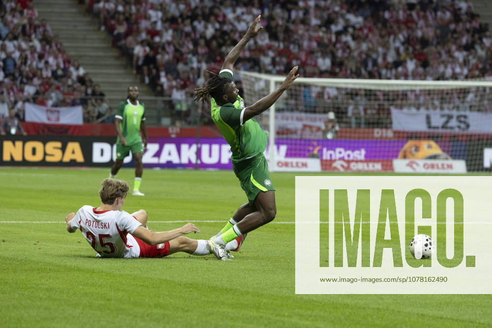 Fußball, Testspiel, Polen - Nigeria #3 Poland - Nigeria 03.06.2026 football, Warsaw, PGE National Stadium, FIFA , friendly international game match Poland - Nigeria ( mecz towarzyski, pilka nozna, Polska - Nigeria ) image shows: Kacper Potulski (L) Terem Moffi (R) photo Katarzyna Plewczynska Fotostyk