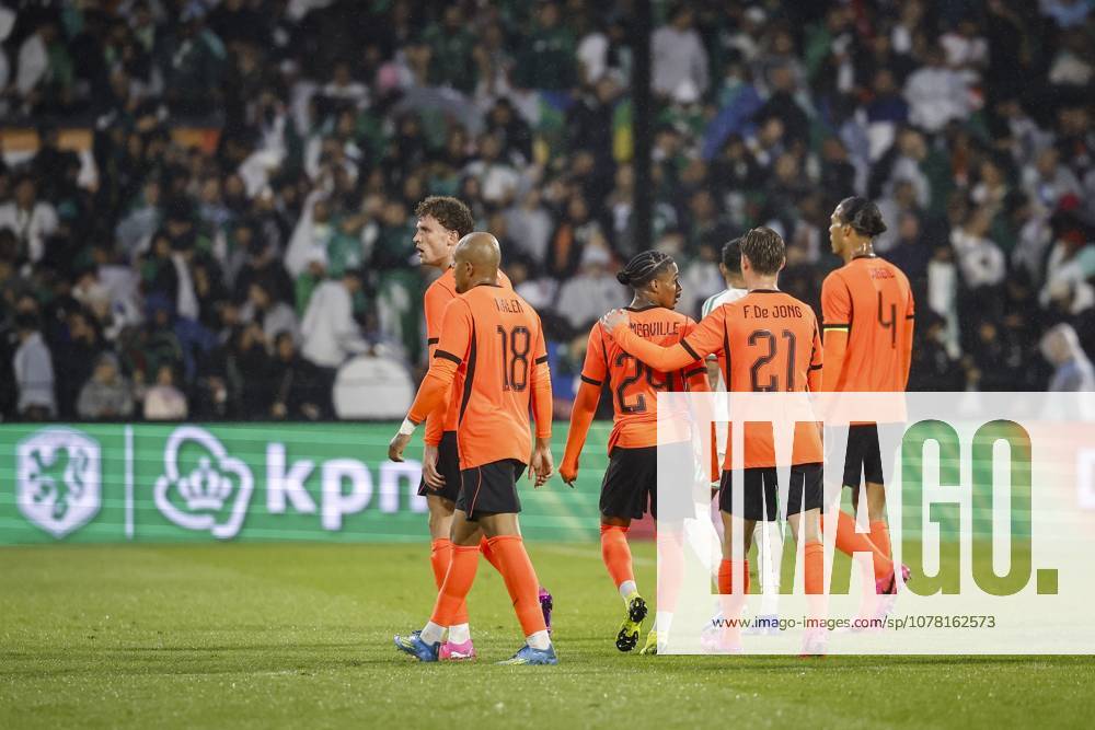 ROTTERDAM - (lr) Donyell Malen of the Netherlands, Mats Wieffer of the Netherlands, Crysencio Summerville of the Netherlands, Frenkie de Jong of the Netherlands and Virgil van Dijk of the Netherlands at half-time of the friendly international match, Länderspiel, Nationalmannschaft between the Netherlands and Algeria at Feyenoord stadium De Kuip on June 3, 2026 in Rotterdam, the Netherlands. The Dutch national team, Nationalteam is preparing for the 2026 FIFA World Cup, WM, Weltmeisterschaft, Fussball BAS CZERWINSKI ANP International Friendly, Länderspiel, Nationalmannschaft 2026 ANPxSportx IVx 560015497 originalFilename: 560015497