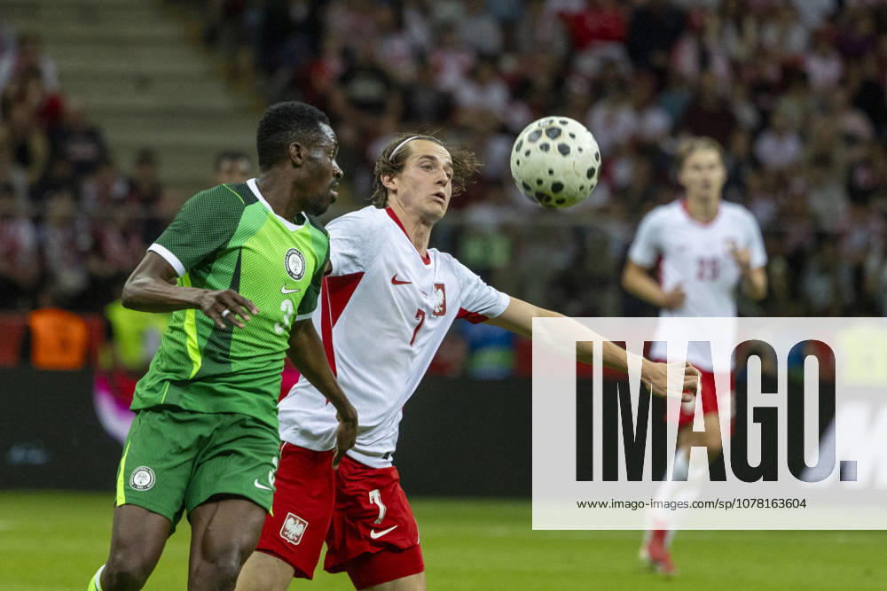Fußball, Testspiel, Polen - Nigeria #4 Poland - Nigeria 03.06.2026 football, Warsaw, PGE National Stadium, FIFA , friendly international game match Poland - Nigeria ( mecz towarzyski, pilka nozna, Polska - Nigeria ) image shows: Zaidu Sanusi (L) Jakub Kaminski (R) photo Katarzyna Plewczynska Fotostyk