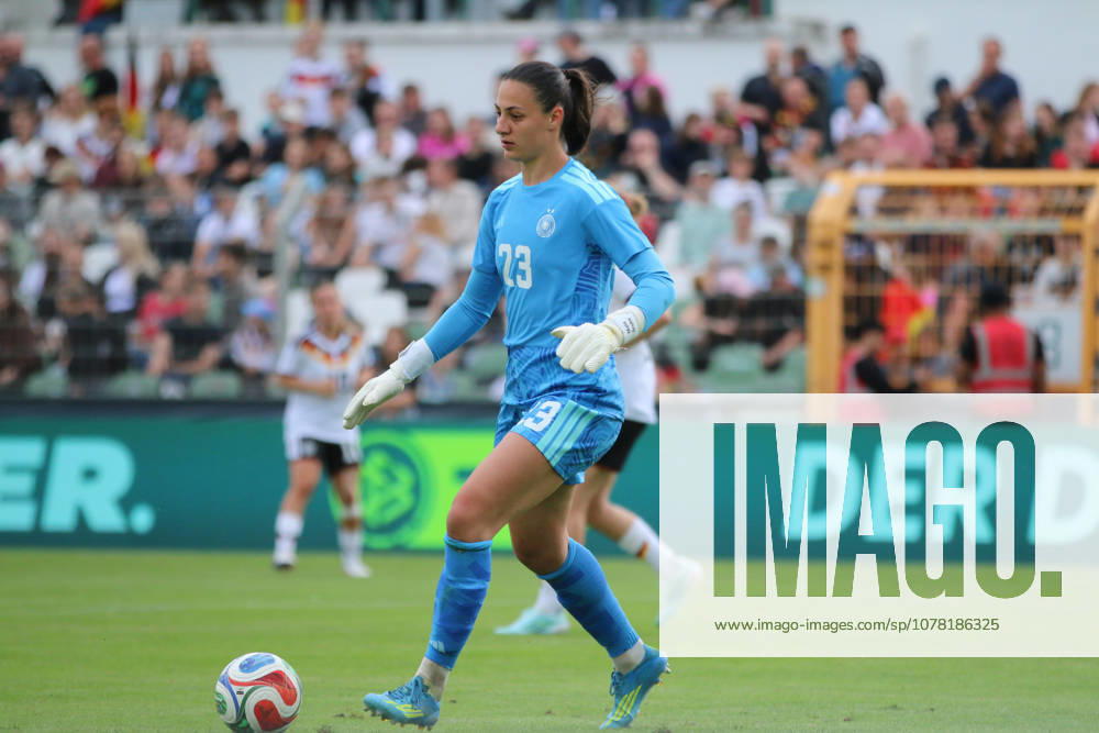 Fußball Frauen 2025 2026 U23-Länderspiel Deutschland - Dänemark Alfred-Kunze-Sportpark Leipzig Maria Grohs (Deutschland, 23, blau) am Ball. Leipzig Sachsen Deutschland