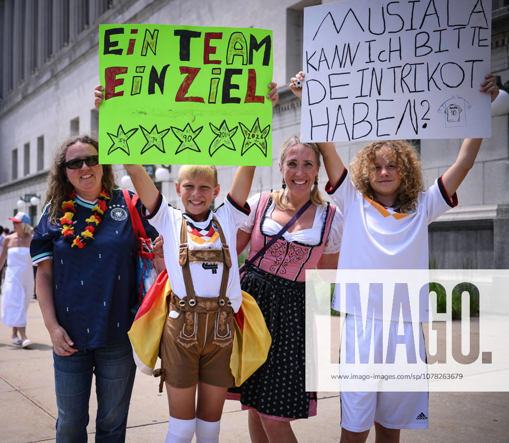 Fussball WM 2026 Testspiel im Chicago 06.06.2026 USA - Deutschland Deutsche Fans mit Plakaten vor dem Soldier Field Stadion, Ein Team ein Ziel der 5 Stern!
