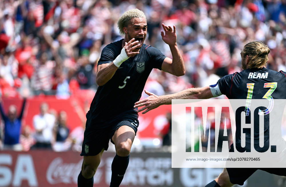 Fussball, Länderspiel, Herren, Freundschaftsspiel zur Fussball WM 2026, Soldier Field, Chicago: USA - Deutschland; Jubel Antonee Robinson (USA) nach seinem Tor zum 1:1. Jubel, Freude, Aktion.