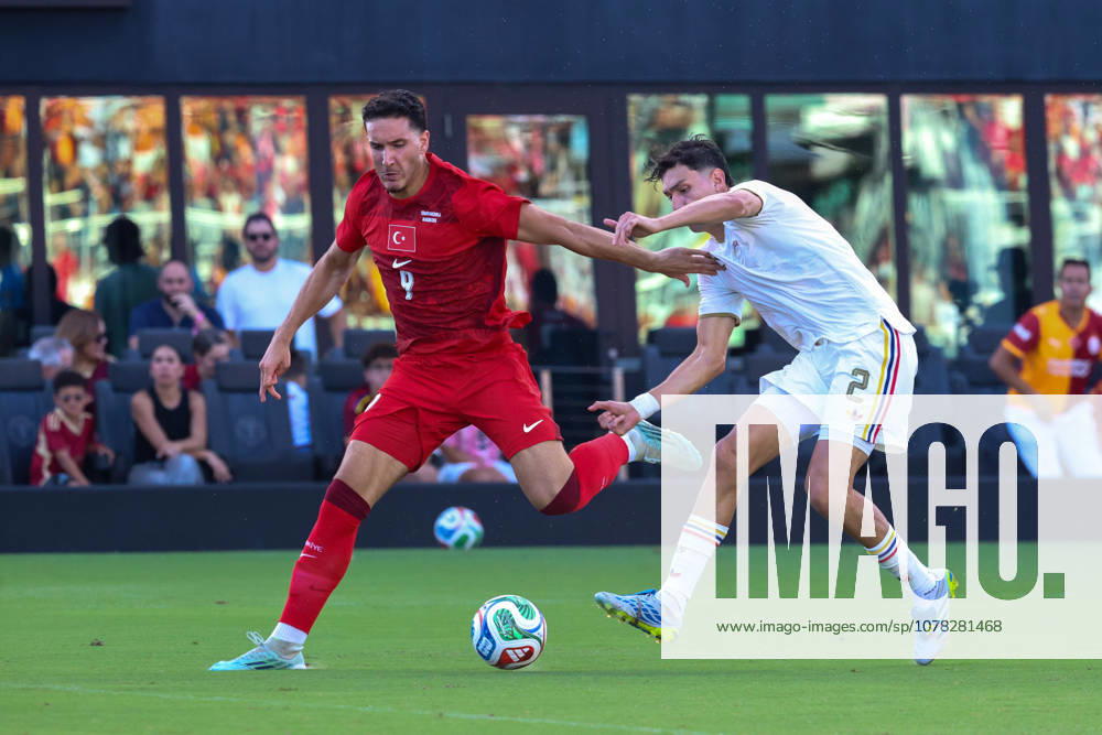 FORT LAUDERDALE, FL - JUNE 06: Turkey forward Deniz Gül (9) and Venezuela defender Nahuel Ferraresi (2) battle for the ball during the International Friendly, Länderspiel, Nationalmannschaft game between Turkey and Venezuela at Inter Miami CF Stadium on June 6, 2026 in Fort Lauderdale,Florida.(Photo by Chris Arjoon Icon Sportswire) SOCCER: JUN 06 Turkey vs Venezuela Icon2606060010001