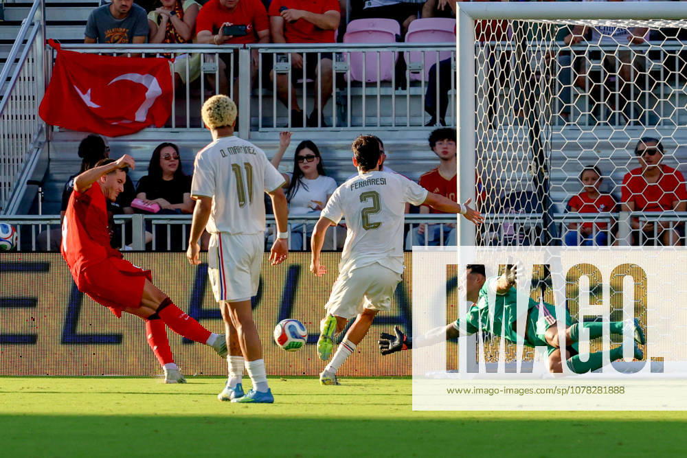 FORT LAUDERDALE, FL - JUNE 06: Venezuela goalkeeper José Contreras (1) makes a save from Turkey forward Deniz Gül (9) during the International Friendly, Länderspiel, Nationalmannschaft game between Turkey and Venezuela at Inter Miami CF Stadium on June 6, 2026 in Fort Lauderdale,Florida.(Photo by Chris Arjoon Icon Sportswire) SOCCER: JUN 06 Turkey vs Venezuela Icon2606060010041